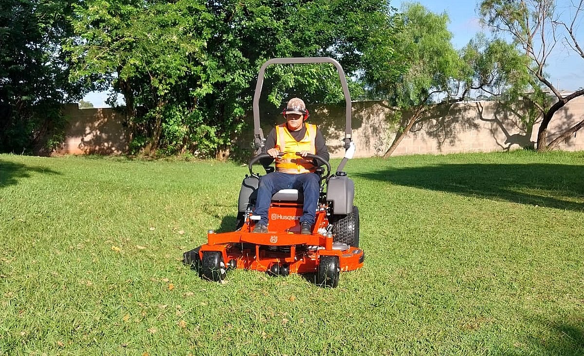 Zeladoria urbana e rural: cortador giro zero acelera roçada em Avaré