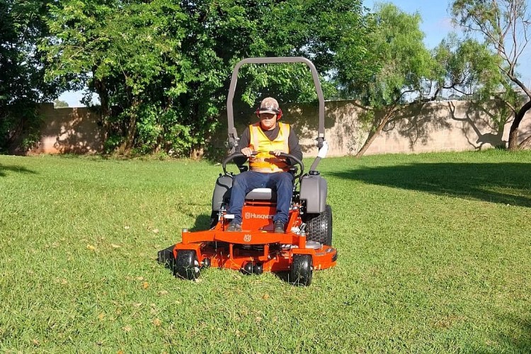 Zeladoria urbana e rural: cortador giro zero acelera roçada em Avaré