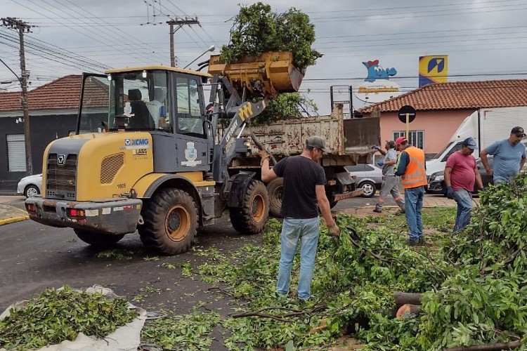 Prefeitura de Avaré trabalha para recuperar danos causados por vendaval