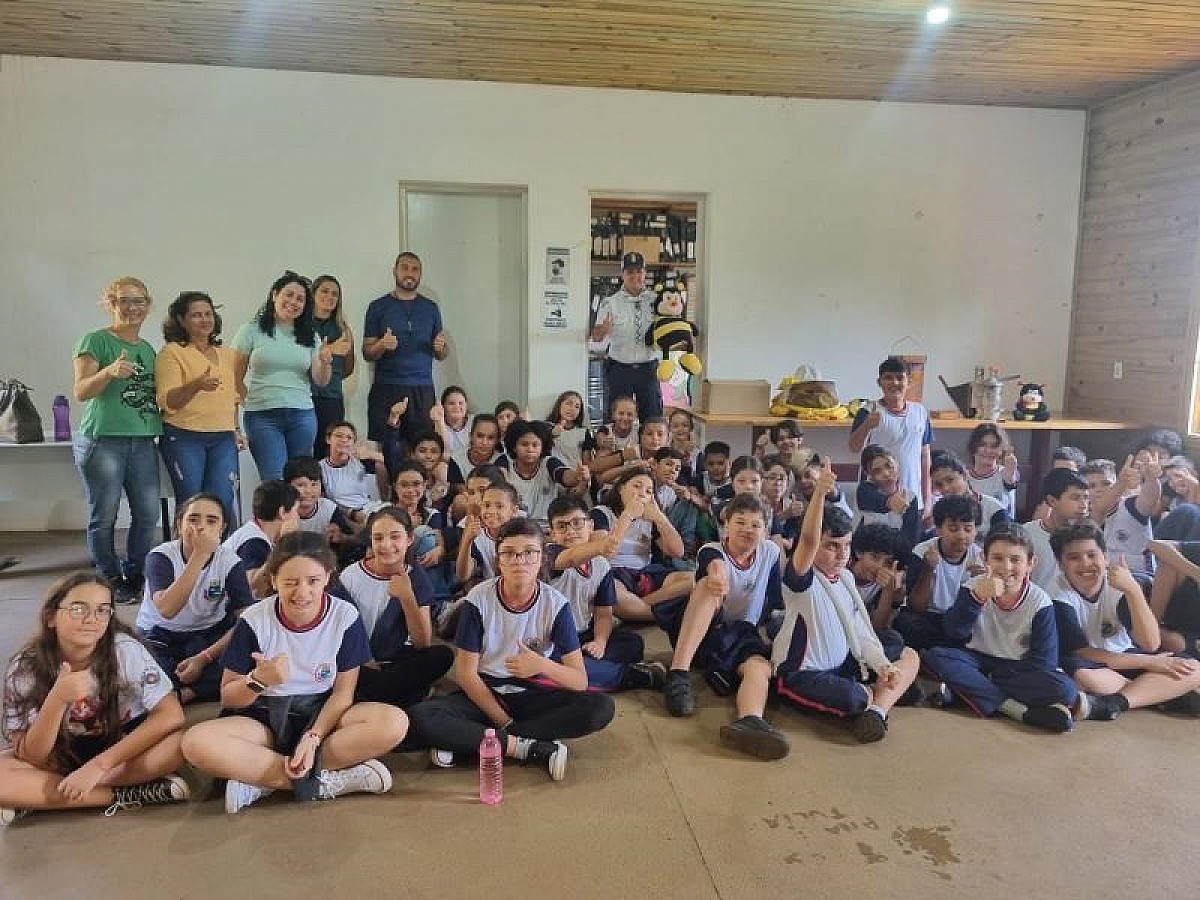 Alunos participam de atividade educativa no Dia Mundial da Abelha