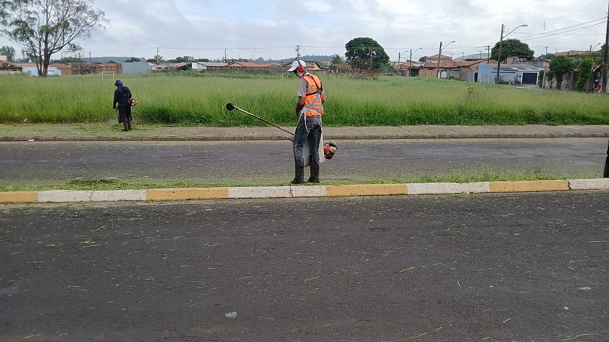 Capina e limpeza são realizadas em ruas e praças de Avaré