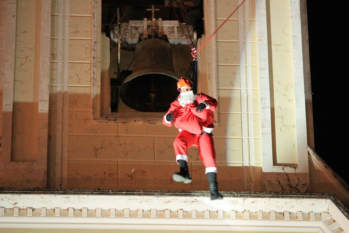 Papai Noel chega de tirolesa nesta quinta, 19, na praça da matriz