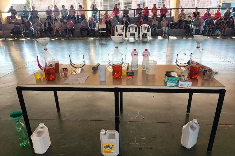 Projeto em escola municipal transforma óleo de cozinha em sabão