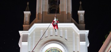 Papai Noel chega de tirolesa e anuncia Natal em Avaré