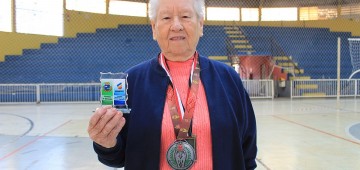 Nadadora de 84 anos conquista medalha de prata nos Jogos da Melhor Idade
