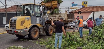 Prefeitura de Avaré trabalha para recuperar danos causados por vendaval