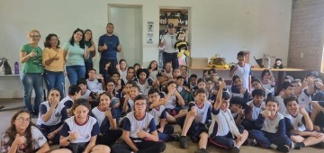 Alunos participam de atividade educativa no Dia Mundial da Abelha