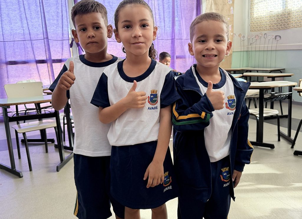 Prefeitura de Avaré entrega uniforme a alunos de creches e escolas municipais