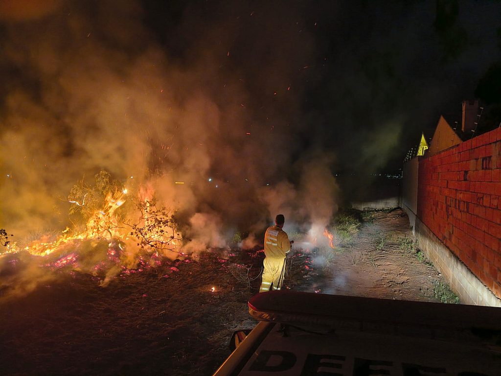 Defesa Civil e Bombeiros combatem incêndio de grandes proporções em Condomínio