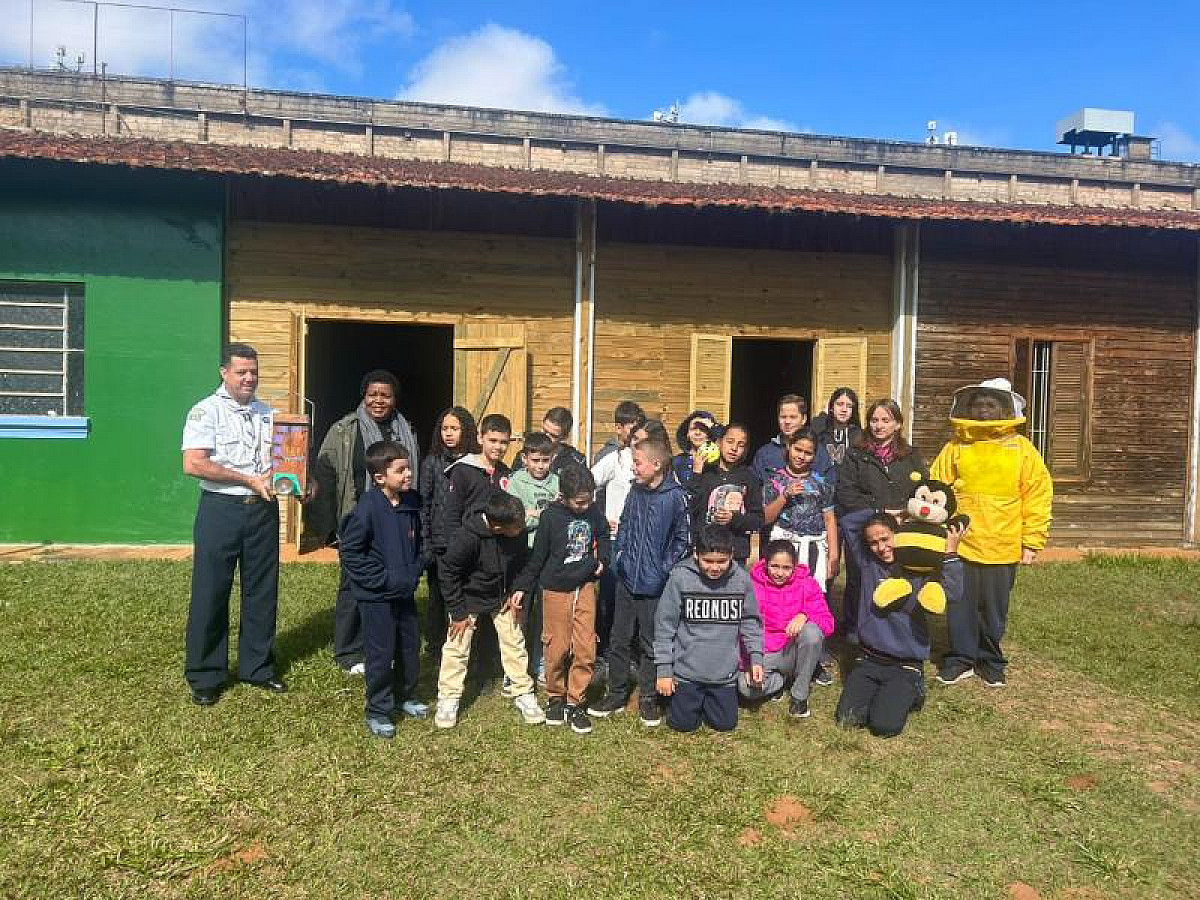 Alunos de escola municipal participam de palestra alusiva ao Dia da Abelha