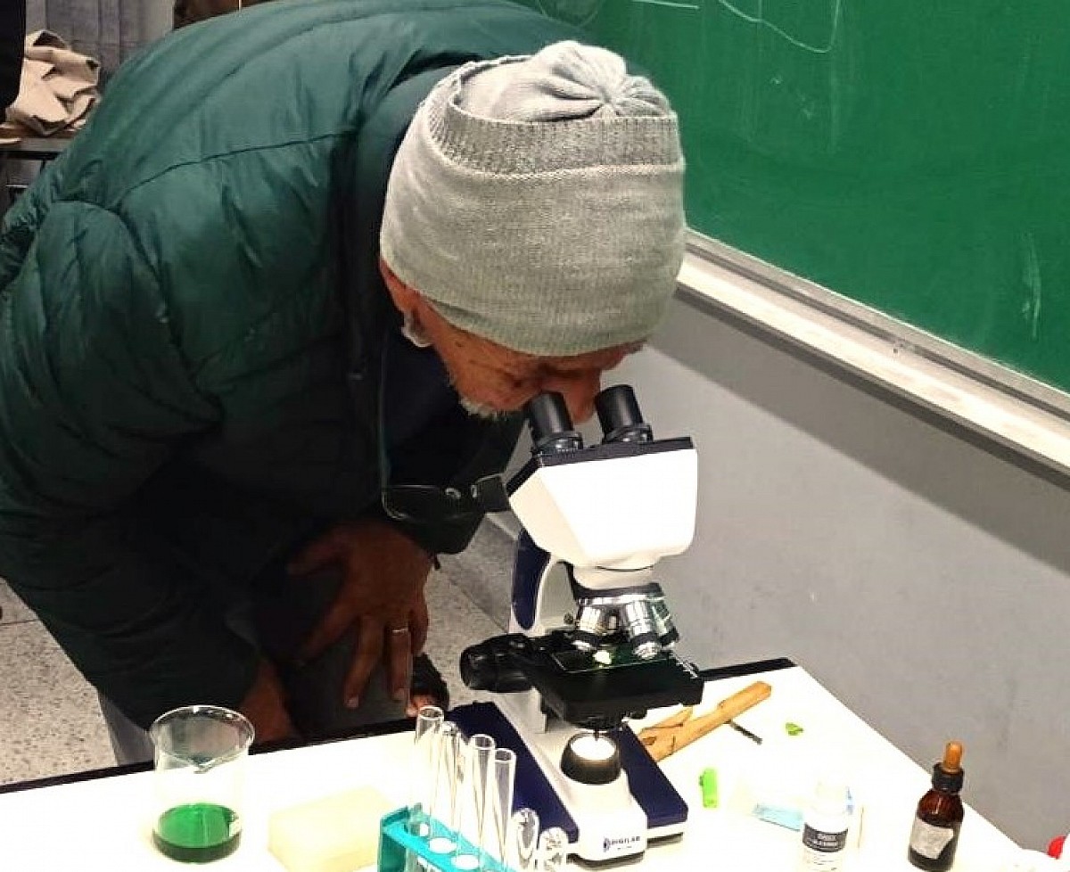 Alunos da EJA de Avaré exploram universo das células em aula prática