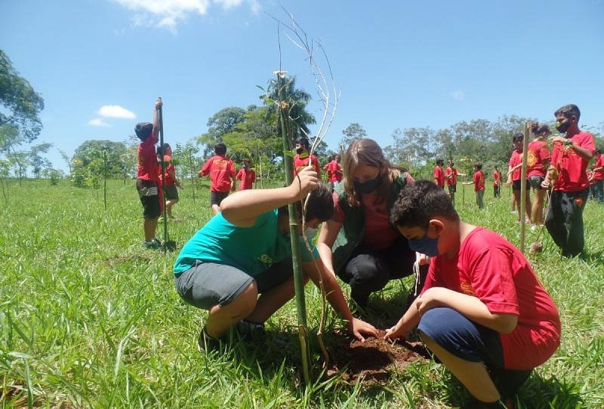 Meio Ambiente buscou conscientizar novas gerações em 2021 Alunos de projeto social participam do plantio de mudas nativas no Horto