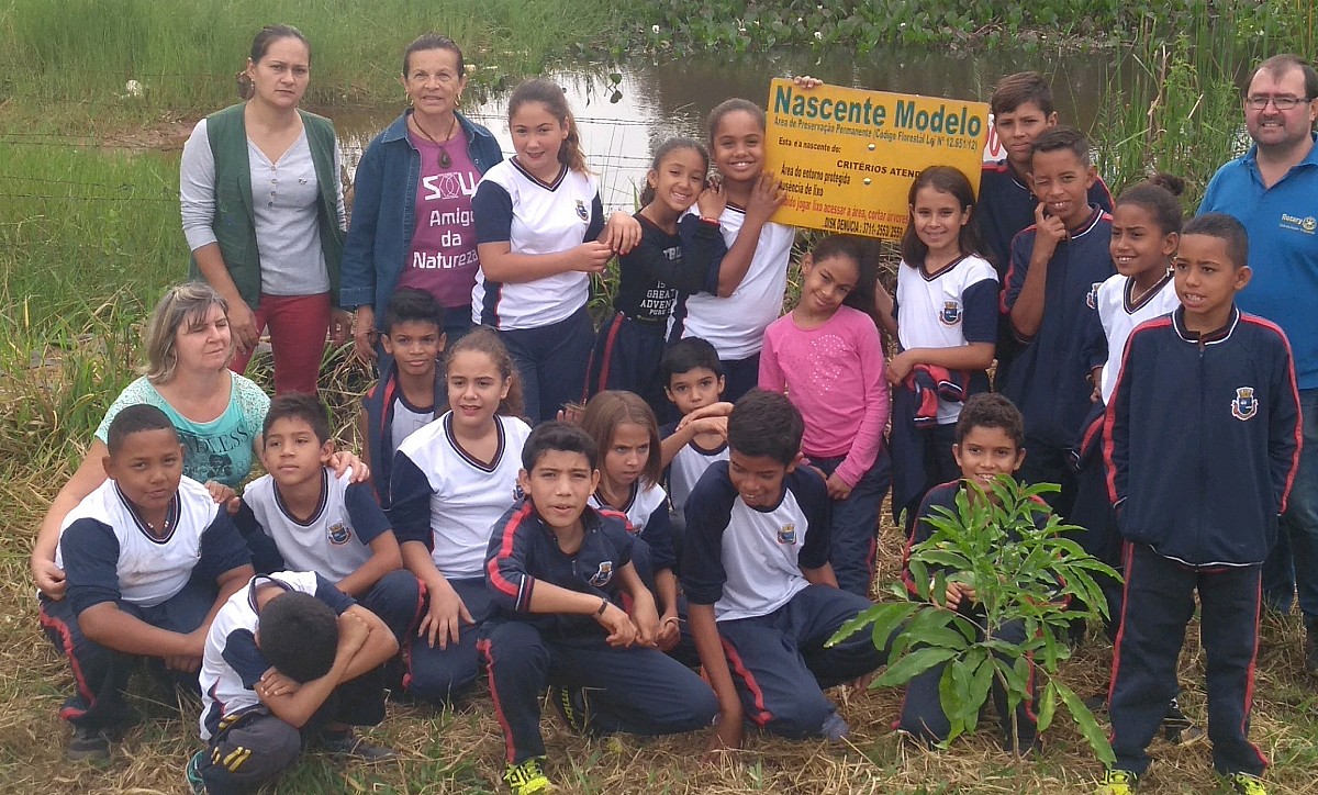 Alunos participam do plantio de 50 mudas