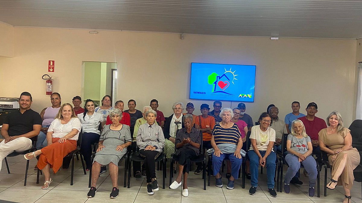 Assistidos do Centro Dia do Idoso participam de atividades de zooterapia
