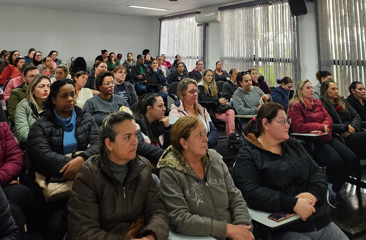 Auxiliares de Desenvolvimento Infantil passam por formação sobre afetividade Auxiliares de Desenvolvimento Infantil passam por formação sobre afetividade