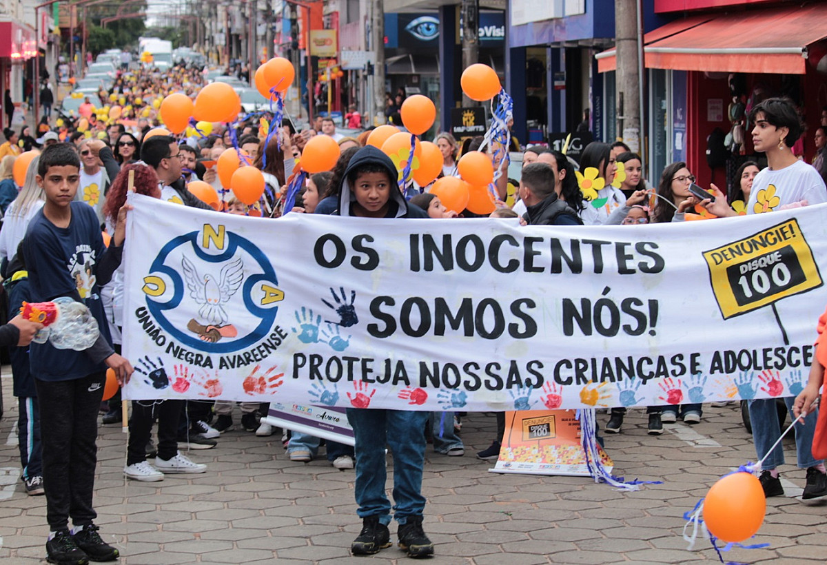 Caminhada reúne população em campanha contra abuso de crianças e adolescentes