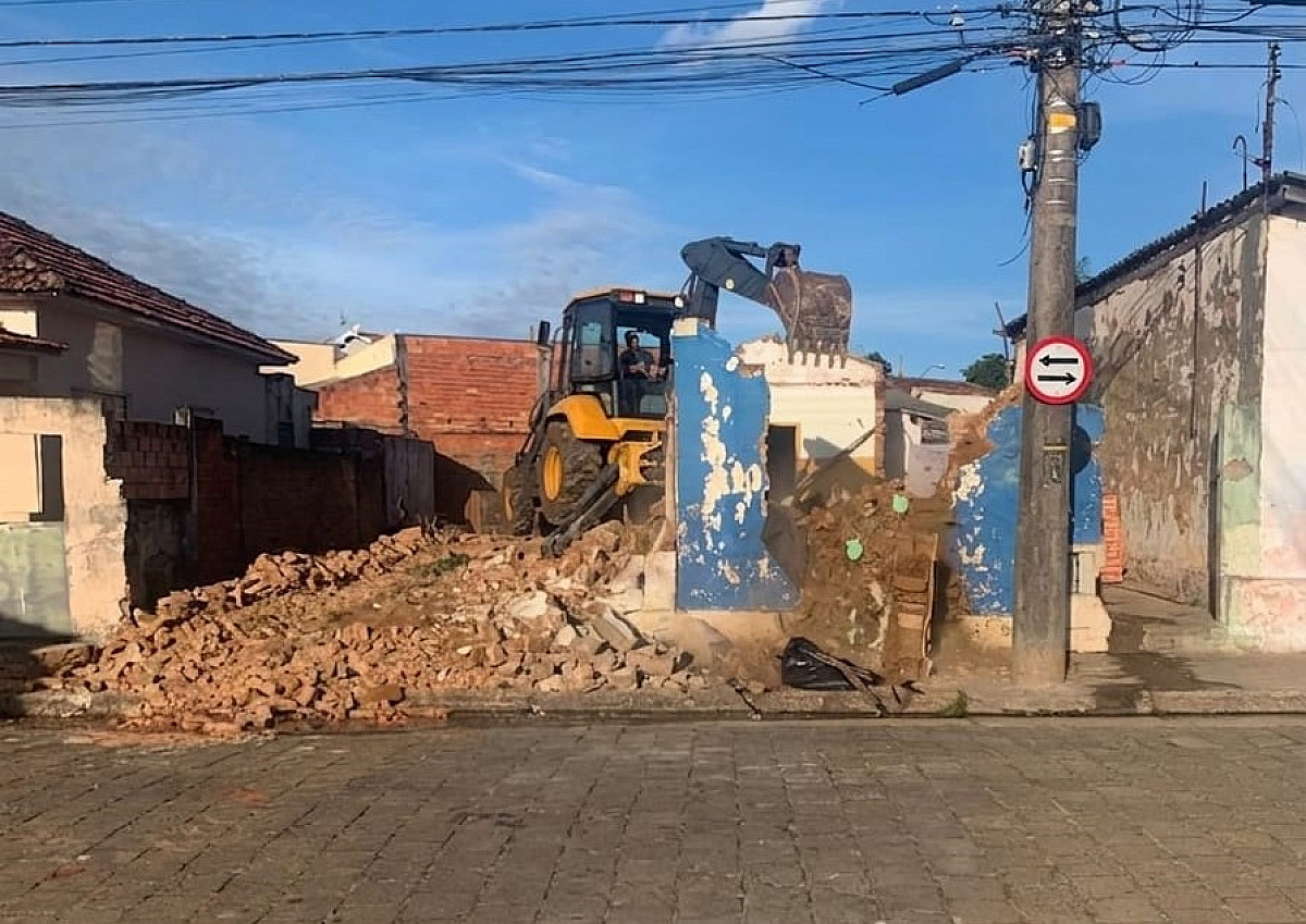 Casas que ofereciam riscos à população são derrubadas em Avaré