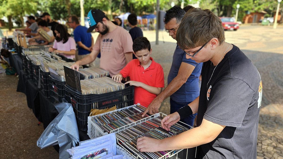 Colecionadores de todas as idades prestigiam feira do vinil de Avaré