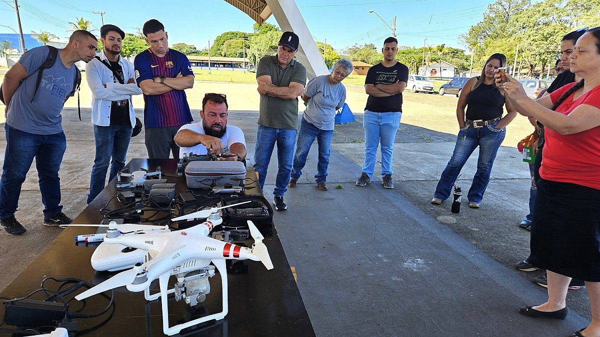 Curso de operação de drones inicia etapa prática no recinto da EMAPA