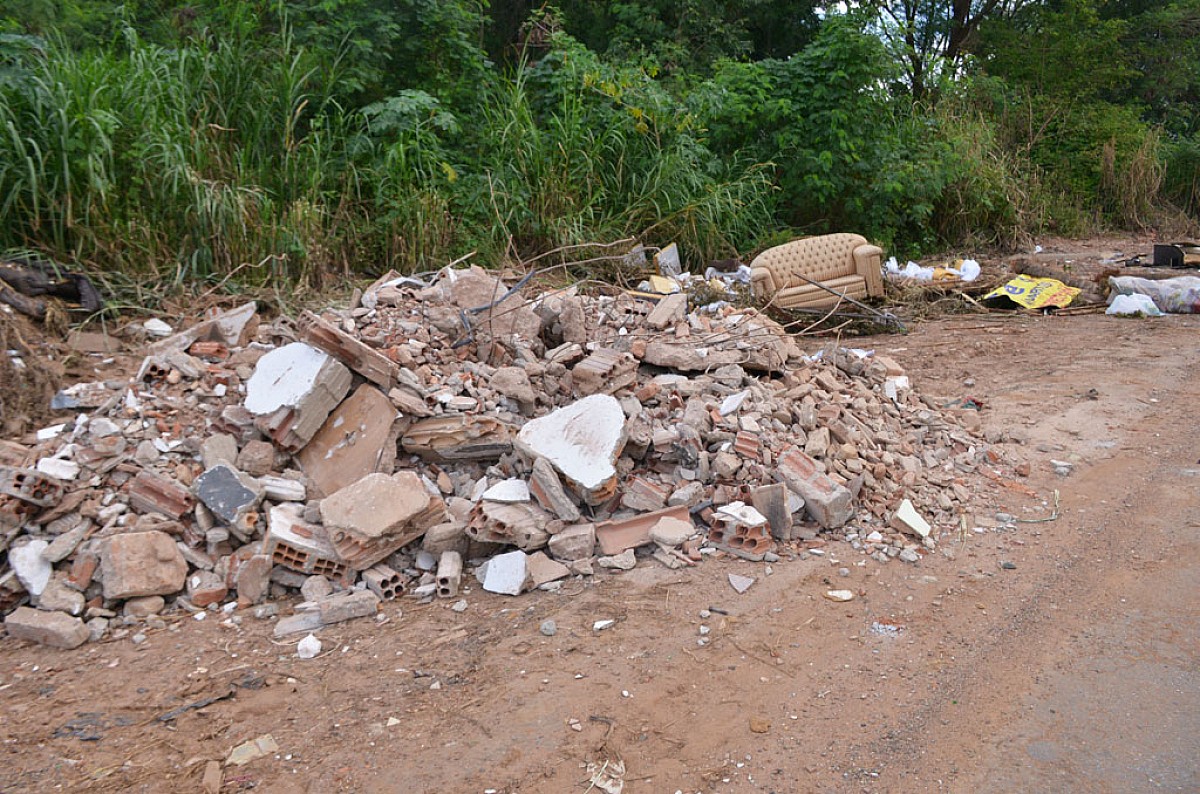 Descarte irregular de resíduos de obras é crime ambiental e pode gerar multa