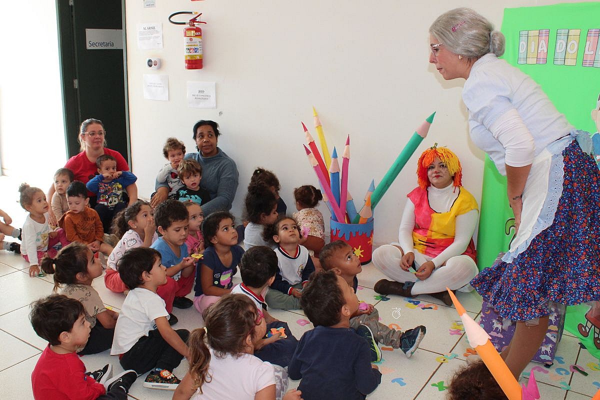 Dia Mundial do Livro tem visita da Dona Benta e Emília na EMEB Nadime Chibani Dia Mundial do Livro tem visita da Dona Benta e Emília na EMEB Nadime Chibani