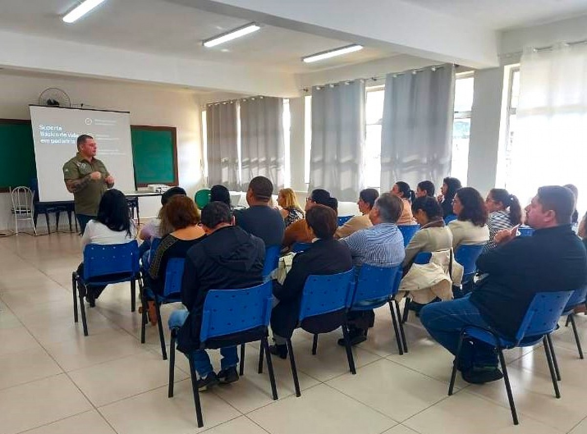 Diretores de creches e escolas municipais recebem formação em primeiros socorros Diretores de creches e escolas municipais recebem formação em primeiros socorros