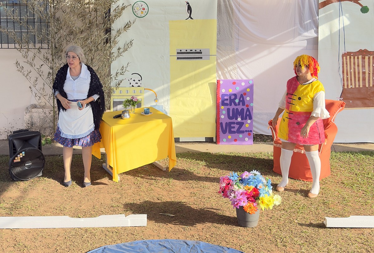 Dona Benta e Emília contam histórias em projeto social para crianças Dona Benta e Emília contam histórias em projeto social para crianças