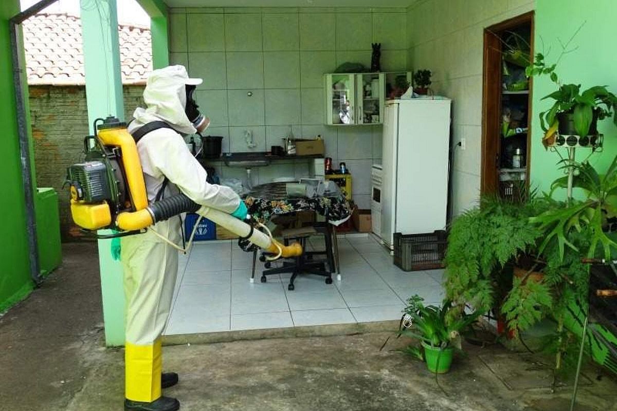 Escolas e Garagem Municipal recebem nebulização como reforço contra o avanço da dengue Escolas e Garagem Municipal recebem nebulização como reforço contra o avanço da dengue