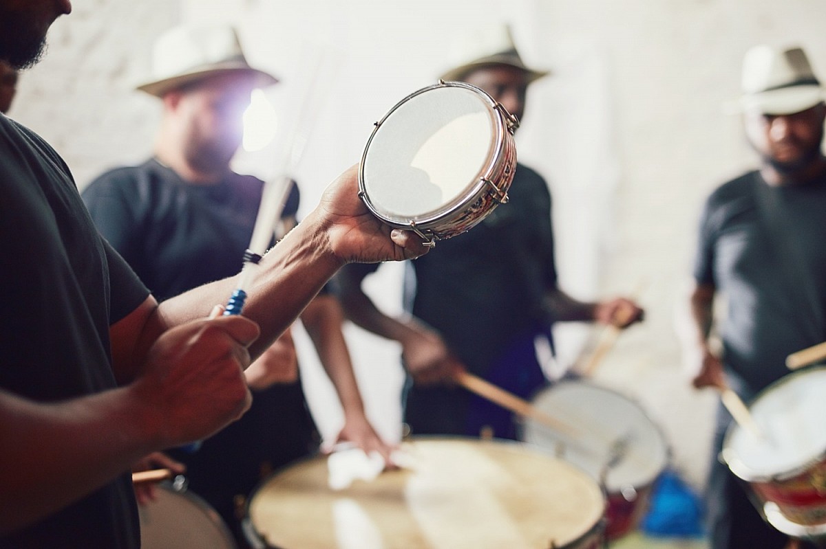 Escolinha de samba: inscrições abertas para aulas de percussão