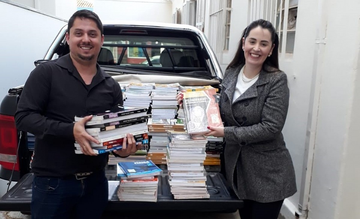 ETEC de Cerqueira César faz doação de livros ao Fundo Social ETEC de Cerqueira César faz doação de livros ao Fundo Social