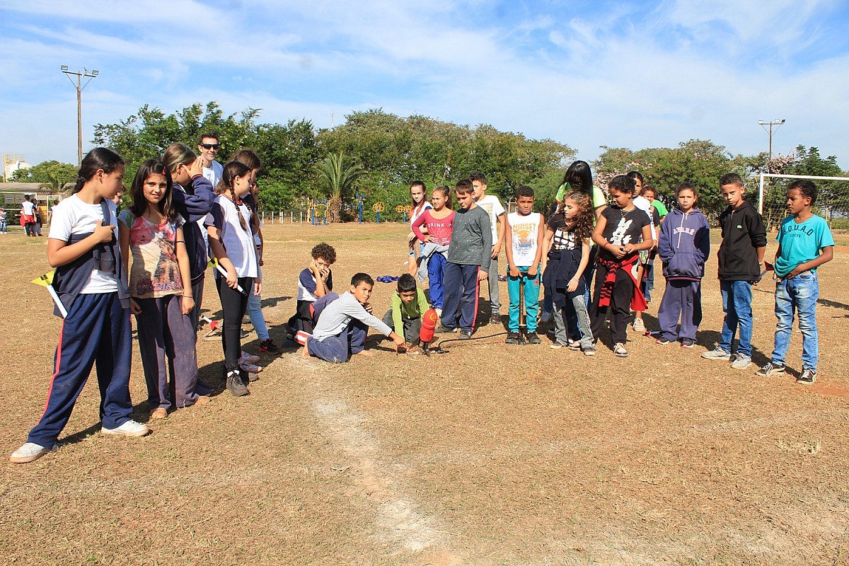 Foguetes construídos por alunos são lançados no Campo Municipal Foguetes construídos por alunos são lançados no Campo Municipal