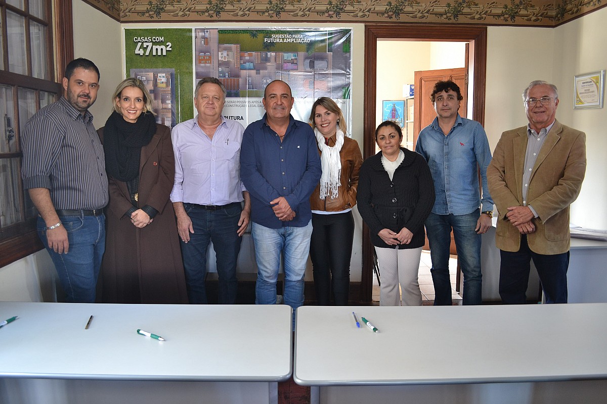 Futuros moradores assinam contrato do Residencial Água Branca III Futuros moradores assinam contrato do Residencial Água Branca III