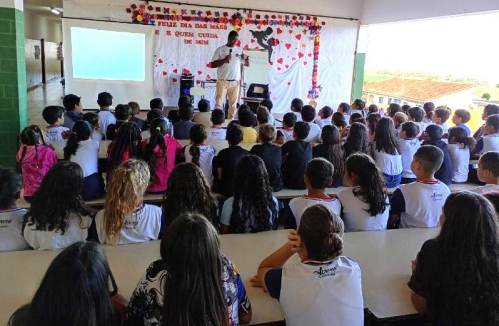 História em quadrinhos é tema de palestra na escola municipal Orlando Cortez