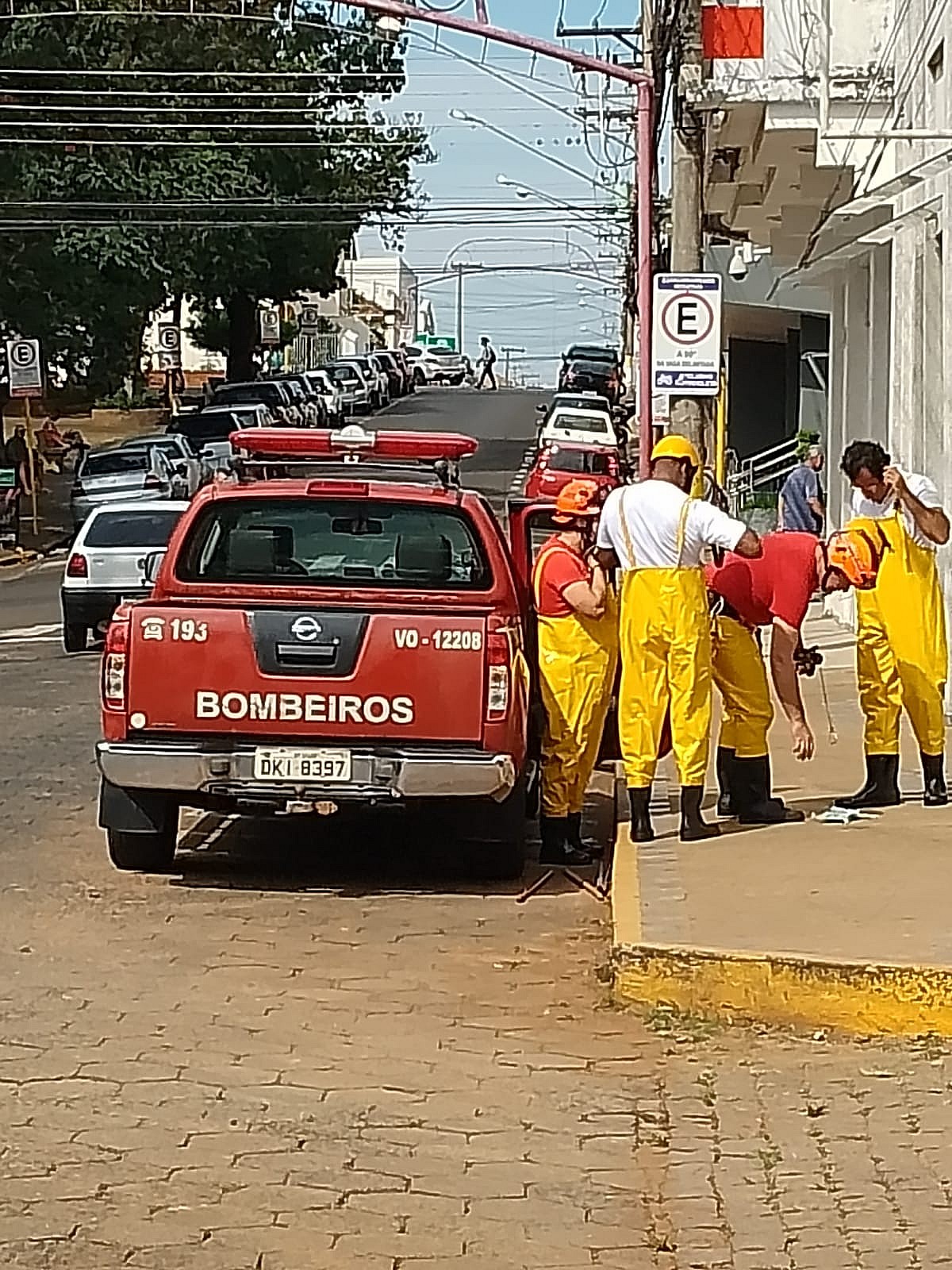 Meio Ambiente, Defesa Civil e Bombeiros inspecionam galerias pluviais submersas Meio Ambiente, Defesa Civil e Bombeiros inspecionam galerias pluviais submersas
