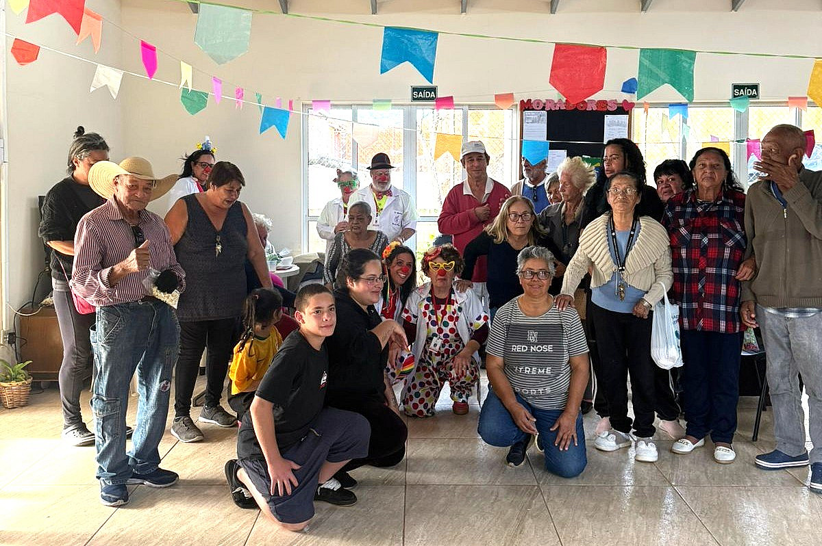 Moradores da Vila Dignidade recebem visita da Associação Doutorlhaços