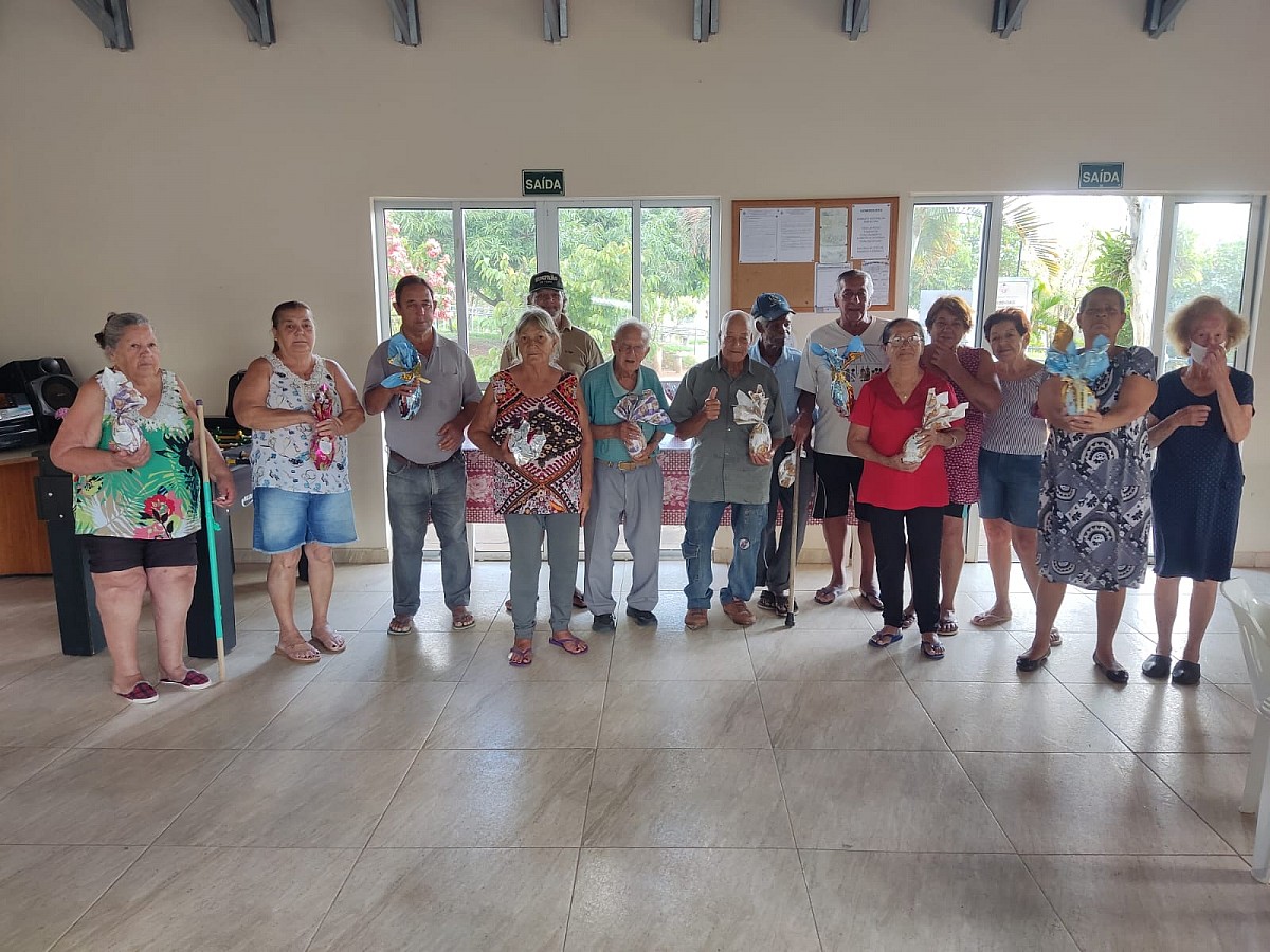 Moradores da Vila Dignidade são presenteados com ovos de Páscoa