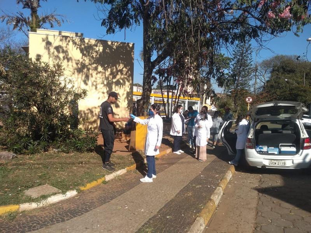 Moradores de rua são foco de ação da Saúde e SEMADS Moradores de rua são foco de ação da Saúde e SEMADS