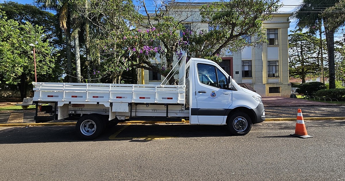 Novo caminhão da Secretaria de Serviços será utilizado para manutenção Novo caminhão da Secretaria de Serviços será utilizado para manutenção