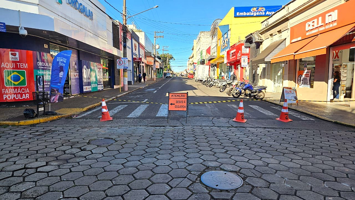 Obra contra enchentes altera trânsito no centro de Avaré Obra contra enchentes altera trânsito no centro de Avaré