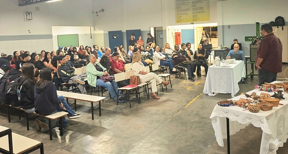 Palestra com alunos da EJA reflete sobre povos indígenas