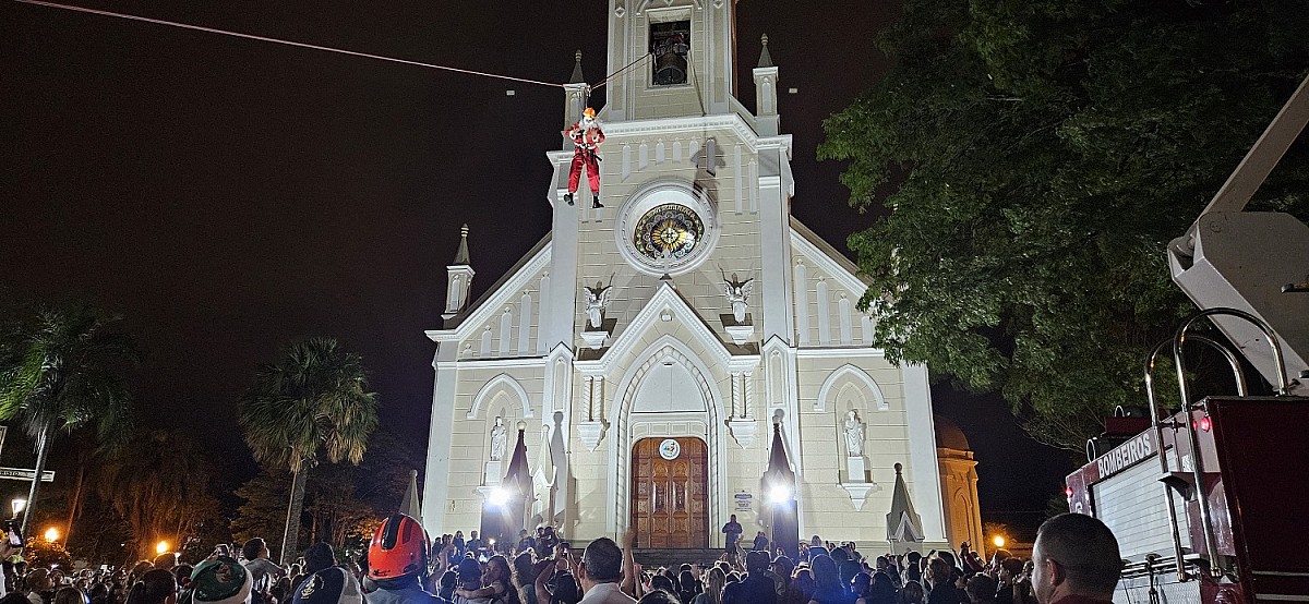 Papai Noel chega de tirolesa e encanta público em Avaré