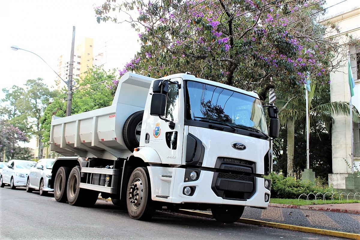 Prefeitura amplia a frota para manutenção de vias públicas Prefeitura amplia a frota para manutenção de vias públicas