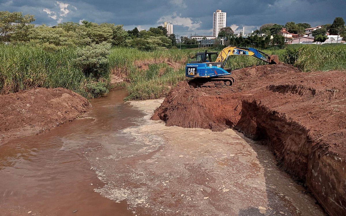 Prefeitura de Avaré promove limpeza no Ribeirão Lajeado Prefeitura de Avaré promove limpeza no Ribeirão Lajeado
