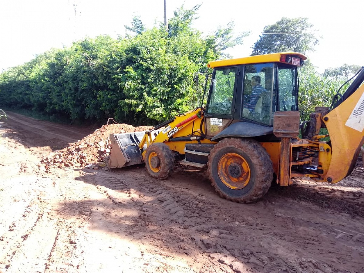 Prefeitura faz limpeza de ruas e recupera estragos provocados pelas chuvas Prefeitura faz limpeza de ruas e recupera estragos provocados pelas chuvas