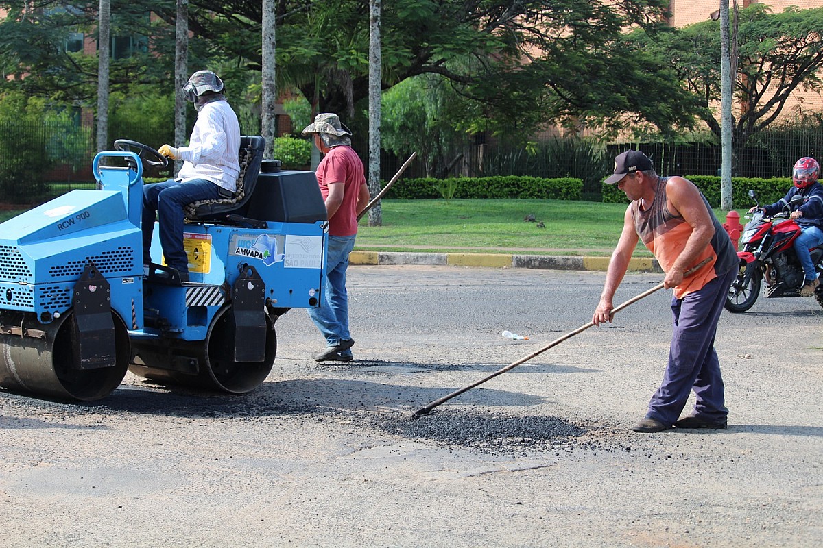 Prefeitura inicia operação tapa-buracos e leva melhorias a todos os bairros de Avaré Prefeitura inicia operação tapa-buracos e leva melhorias a todos os bairros de Avaré