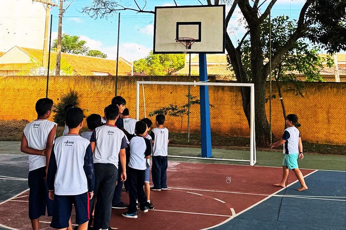 Prefeitura instala nova cesta de basquete em escola e reforça incentivo ao esporte na rede municipal Prefeitura instala nova cesta de basquete em escola e reforça incentivo ao esporte na rede municipal