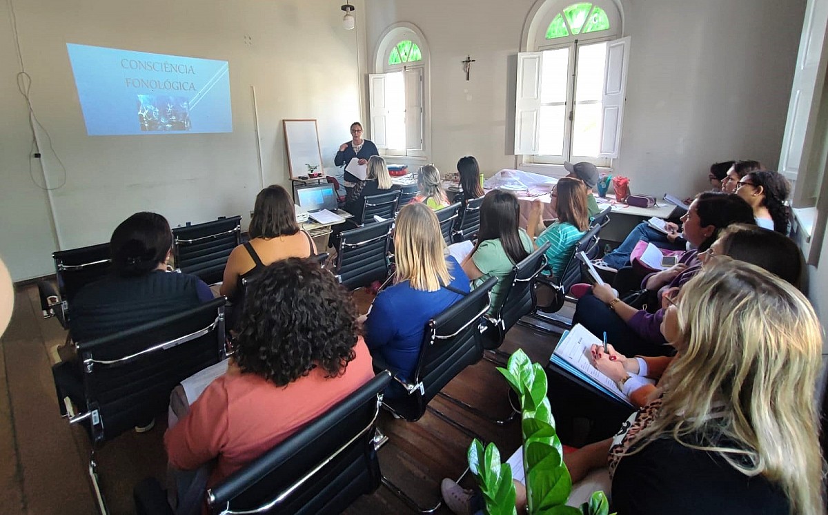 Professores passam por formação sobre método utilizado na alfabetização Professores passam por formação sobre método utilizado na alfabetização
