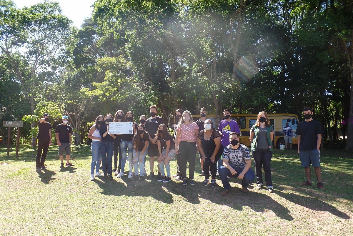 Programa conscientiza estudantes por meio do plantio de mudas nativas Programa conscientiza estudantes por meio do plantio de mudas nativas