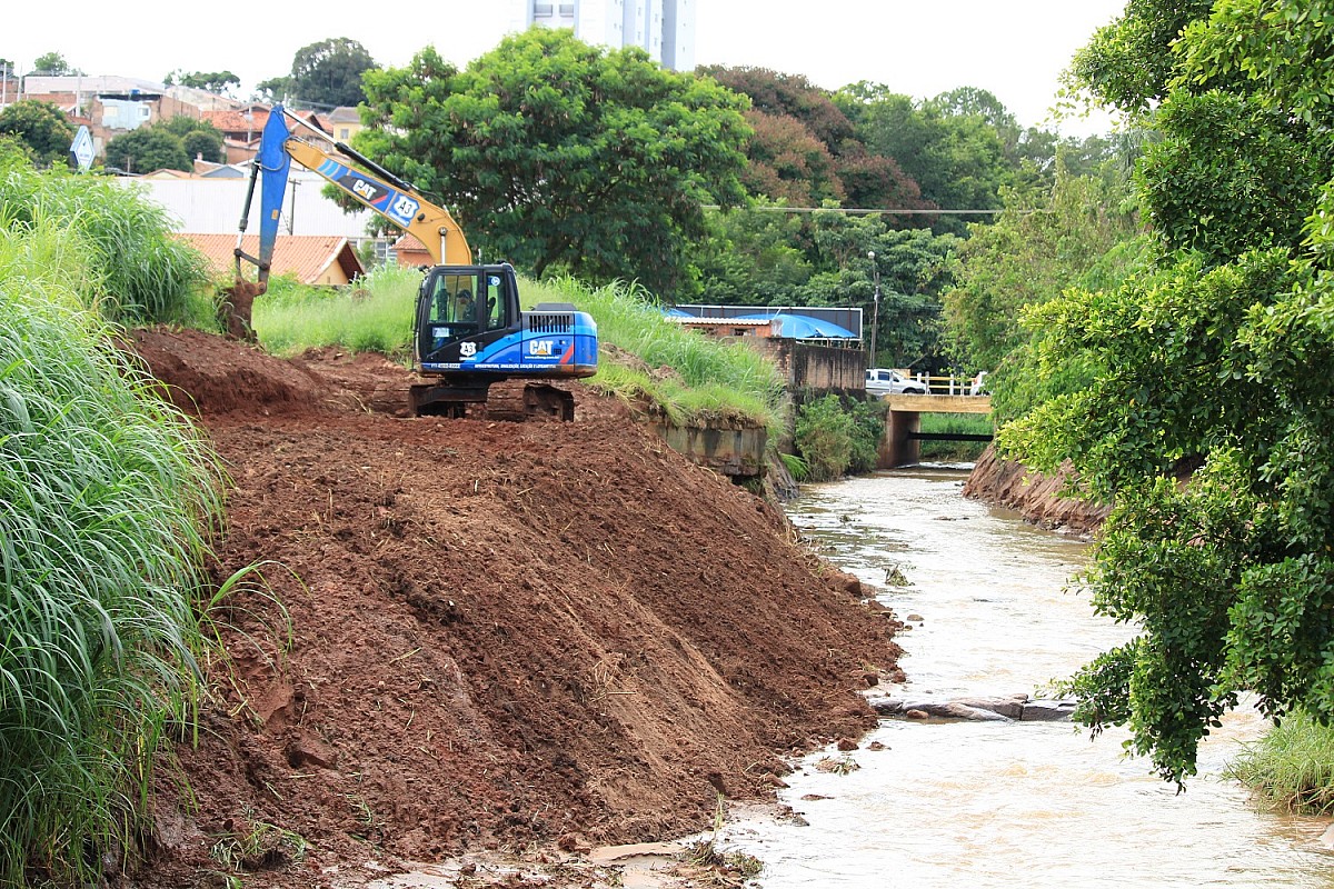 Ribeirão Lajeado passa por limpeza na região central Ribeirão Lajeado passa por limpeza na região central