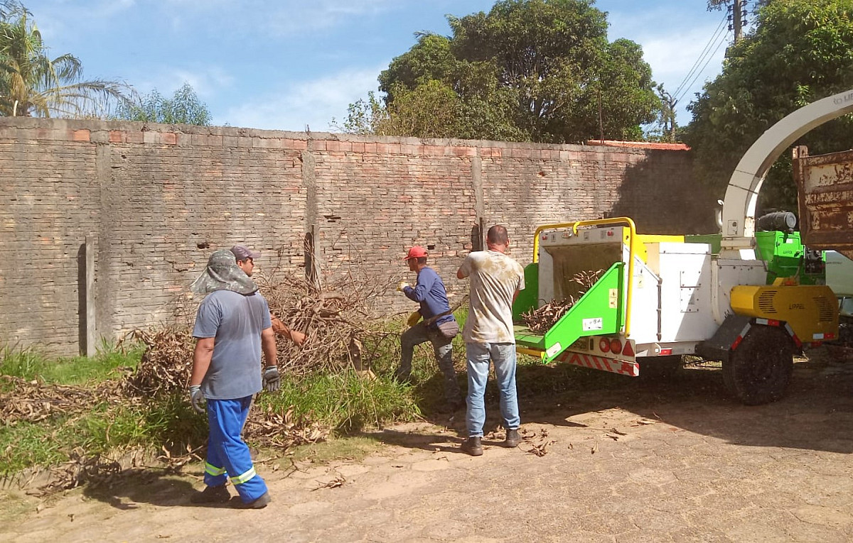 Triturador móvel de resíduo vegetal inicia trabalhos no Costa Azul
